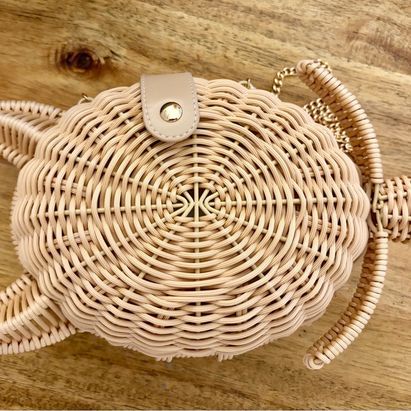 Tommy Bahama Viral “Turtle Time” Purse with Gold Chain Accessory - Picture 8 of 12